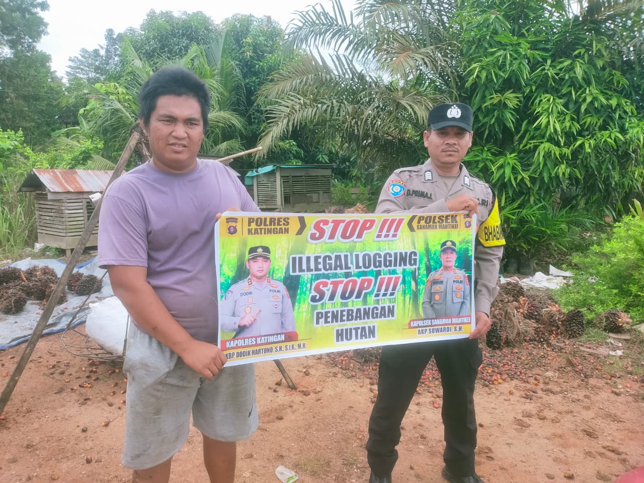 Bhabinkamtibmas laksanakan Sosialisasikan tentang larangan dan sangsi Pidana bagi pelaku Ileggal Logging kepada masyarakat di  Desa Binaan.