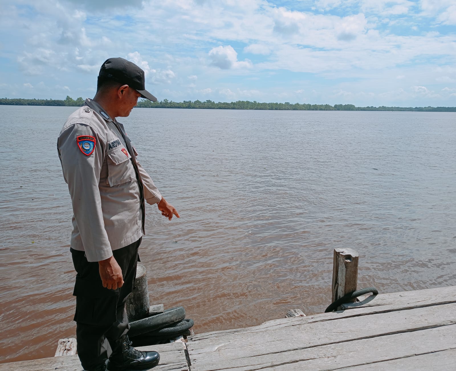 Mencegah Terjadinya Bencana Banjir, Personil Polsek Katingan Kuala Rutin Melakukan Pengecekan Debit Air Di Wilayahnya.