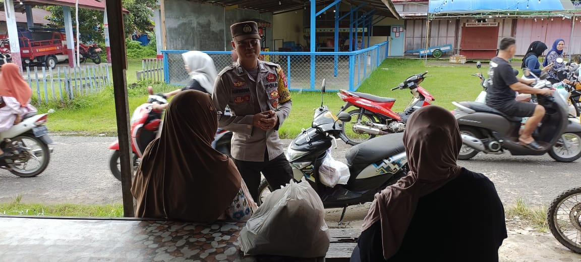 Sampaikan pesan Kamtibmas, Bhabinkamtibmas Polsek Katingan Kuala sambangi Warga.