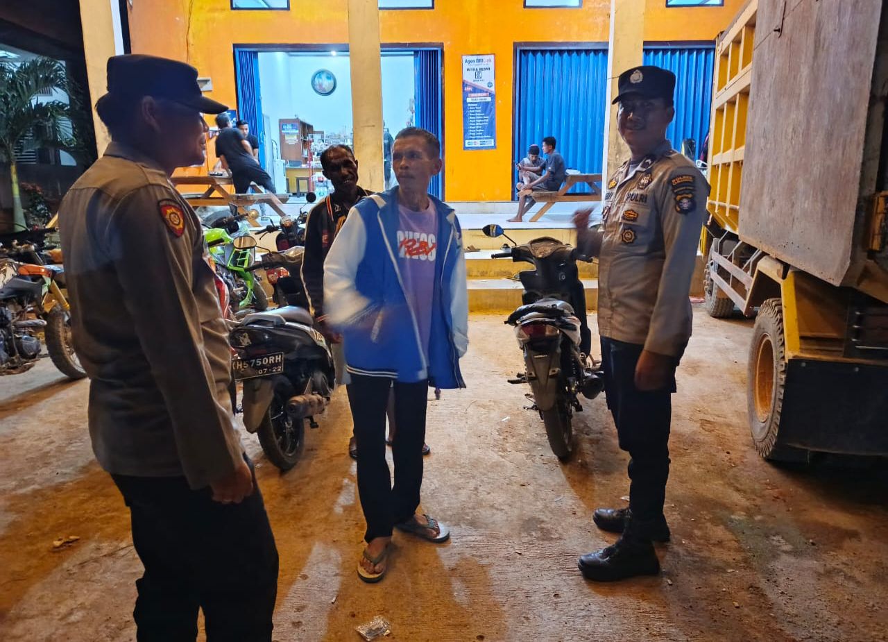 Bhabinkamtibmas Polsek Lamandau Sambangi Warga yang Sedang Bersantai, Pererat Silaturahmi dan Sampaikan Pesan Kamtibmas