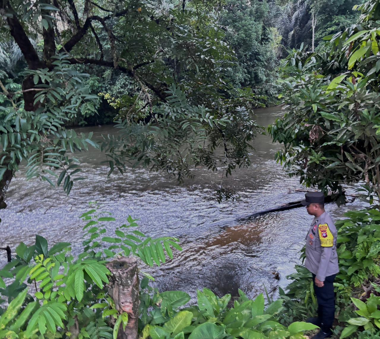 Piket Polsek Delang cek debit air DAS Delang