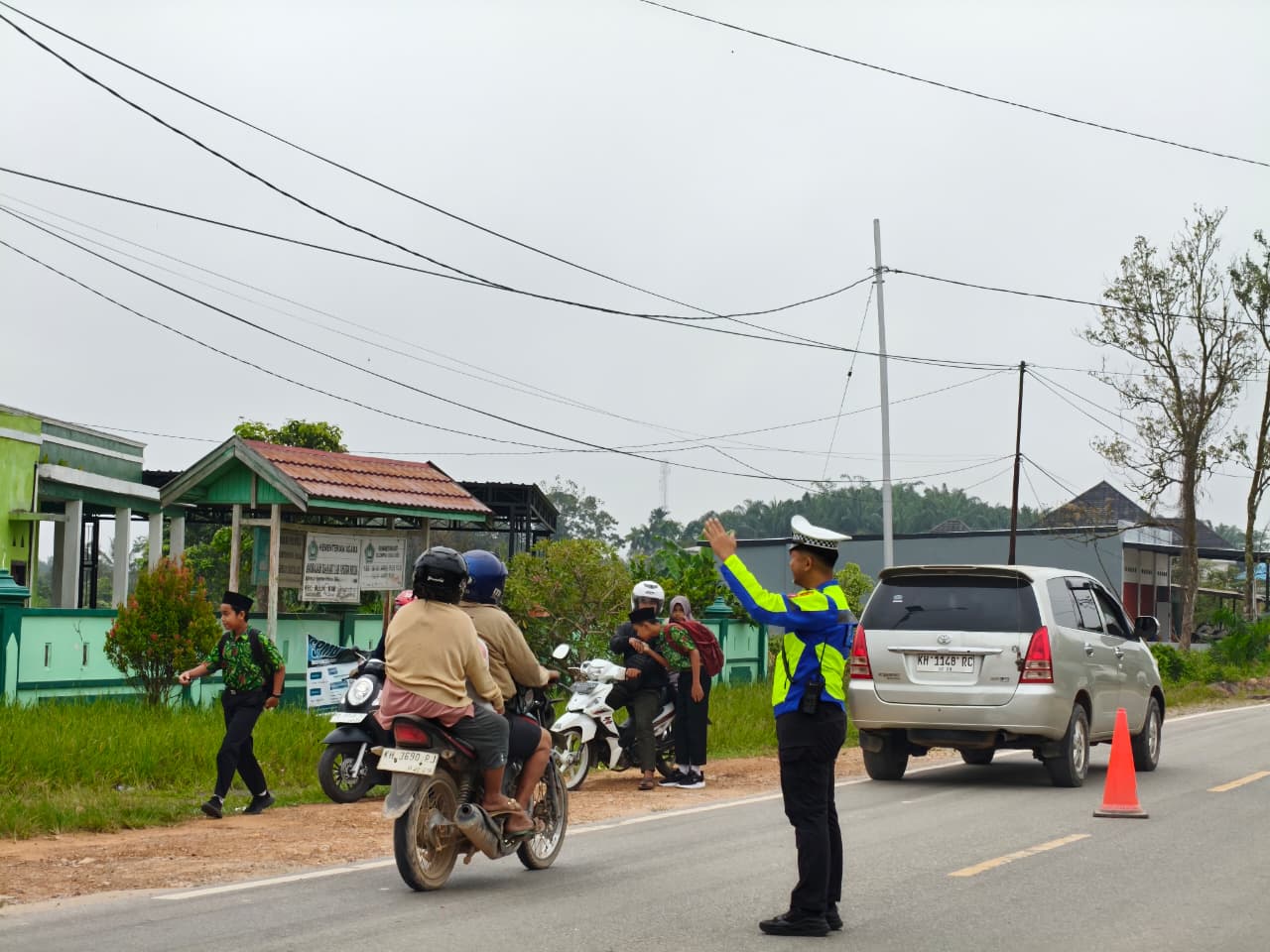 Cegah Kemacetan dan Kecelakaan, Sat Lantas Giatkan Gatur Lalin di MTs Negeri