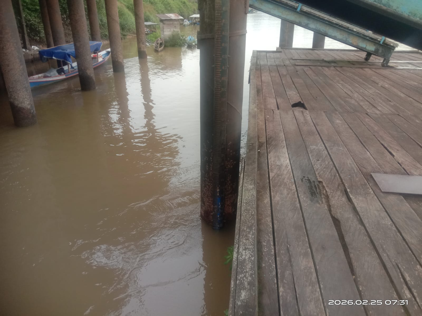 Piket Polsek Bulik Cek debit air di Kelurahan Nanga Bulik