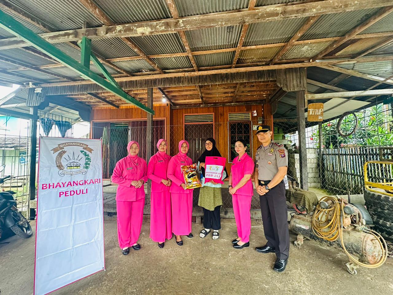 Polsek Teweh Timur Gelar Bakti Sosial Ramadhan, Salurkan Sembako untuk Warga Benangin I