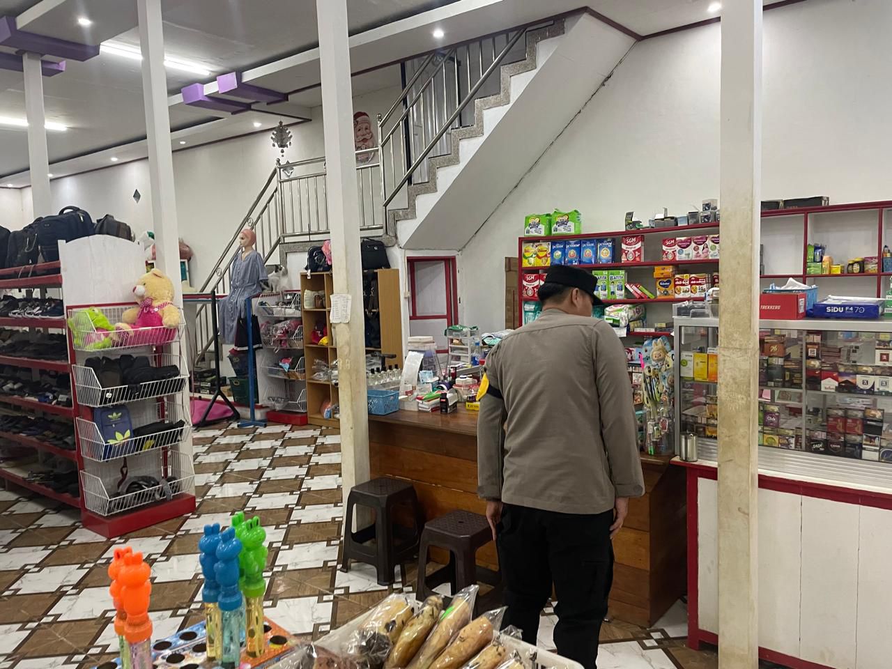 Personel Polsek Lamandau Laksanakan Silaturahmi dan Sosialisasi Layanan 110 kepada Pedagang