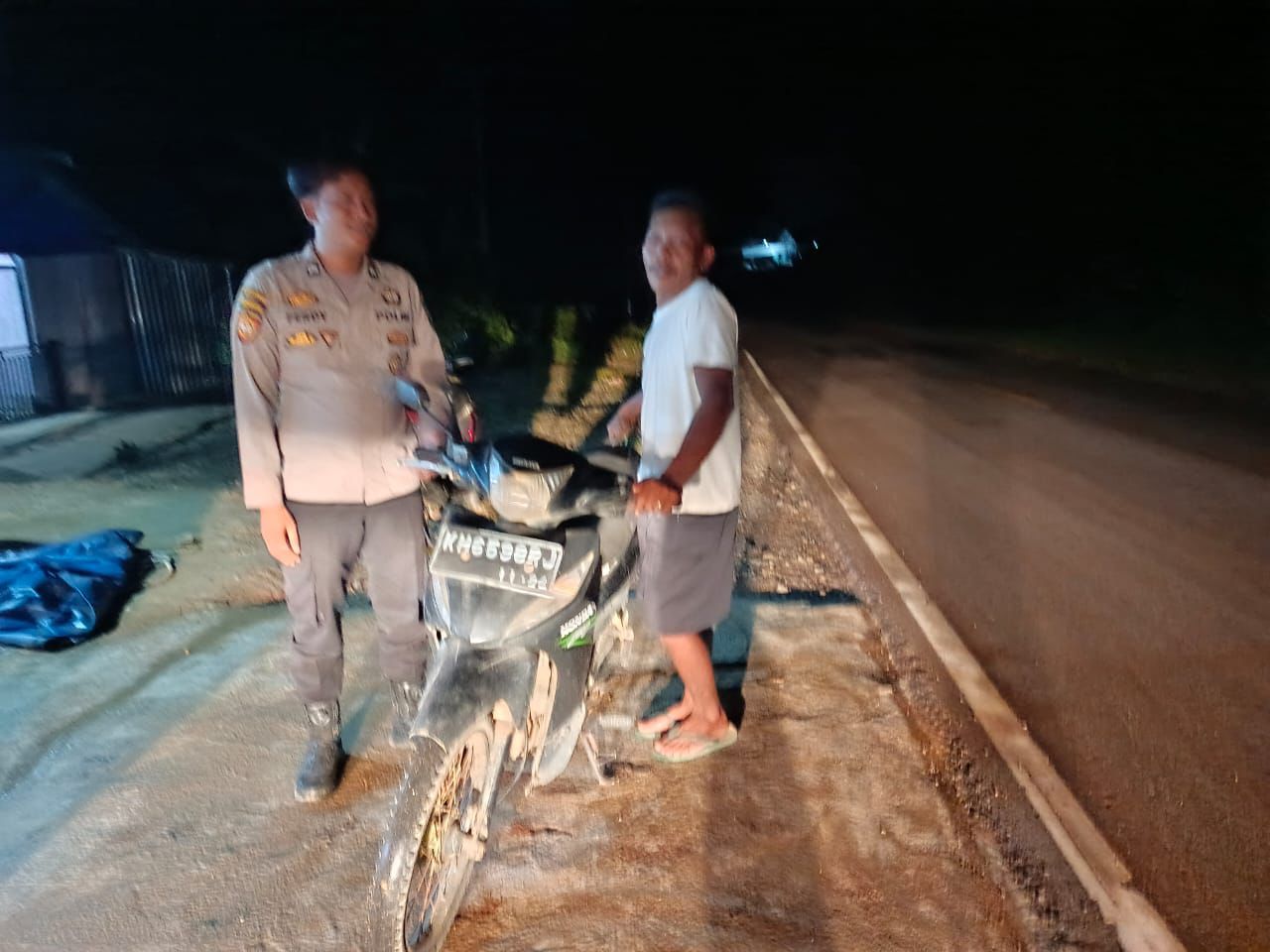 Piket Polsek Sambangi Warga yang sedang Berkendara agar Lebih Berhati-hati di Jalan