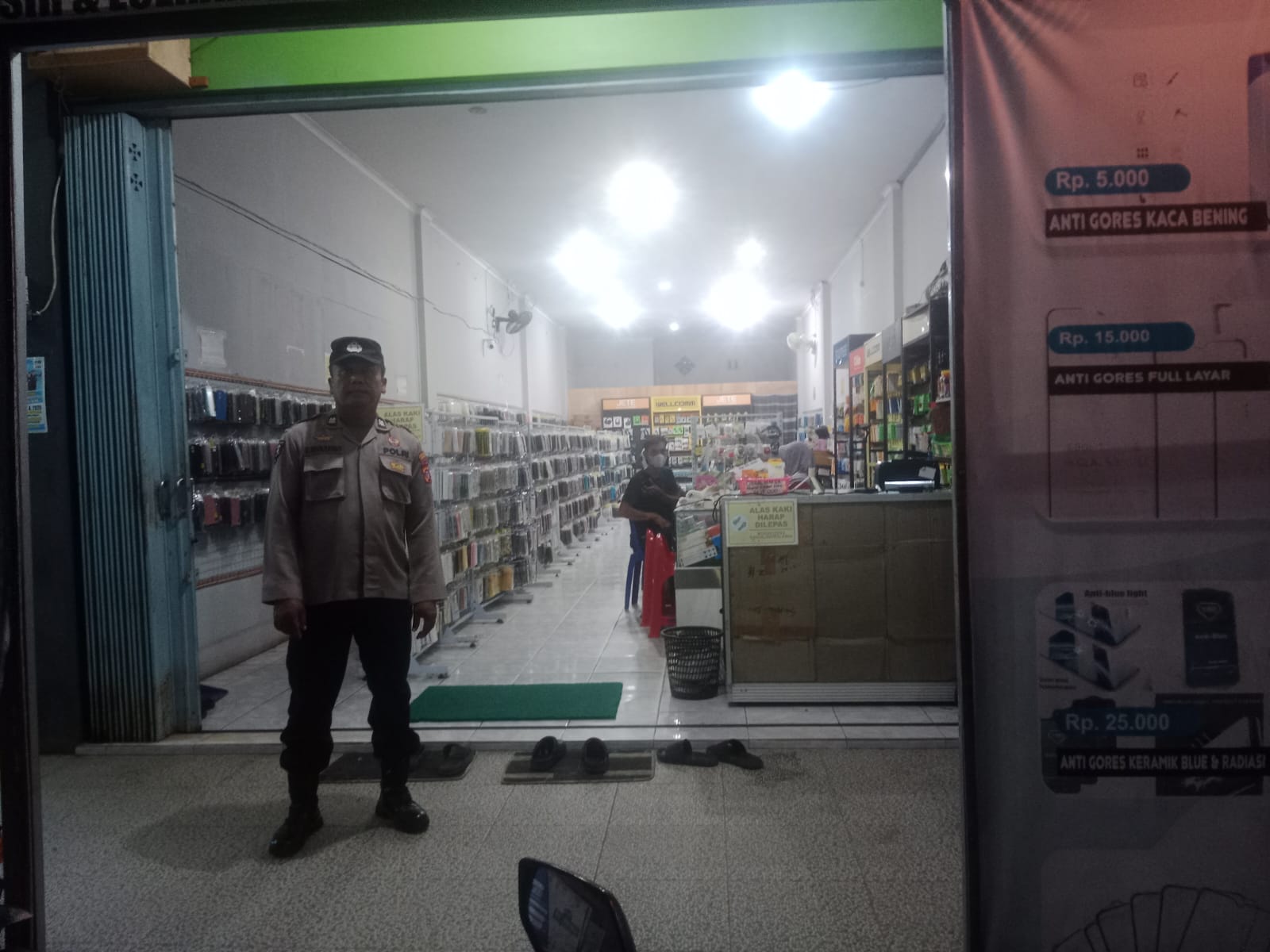 Personil Piket Polsek Bulik Laksanakan Patroli Pertokoan