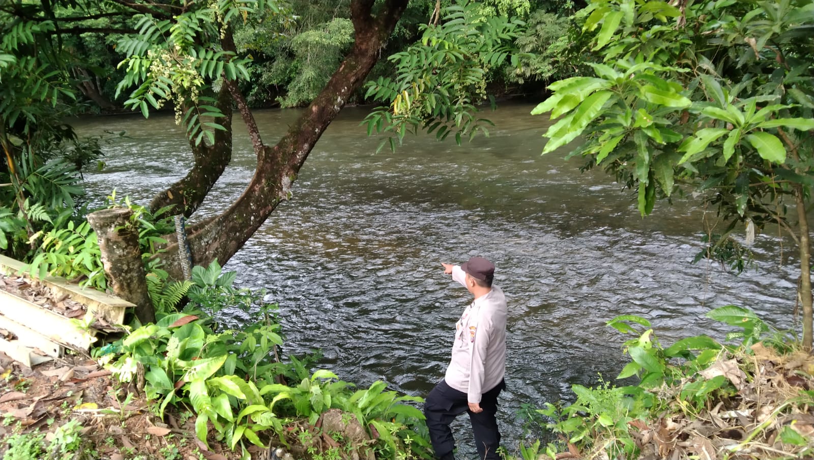 Piket Polsek Delang cek debit air DAS Delang