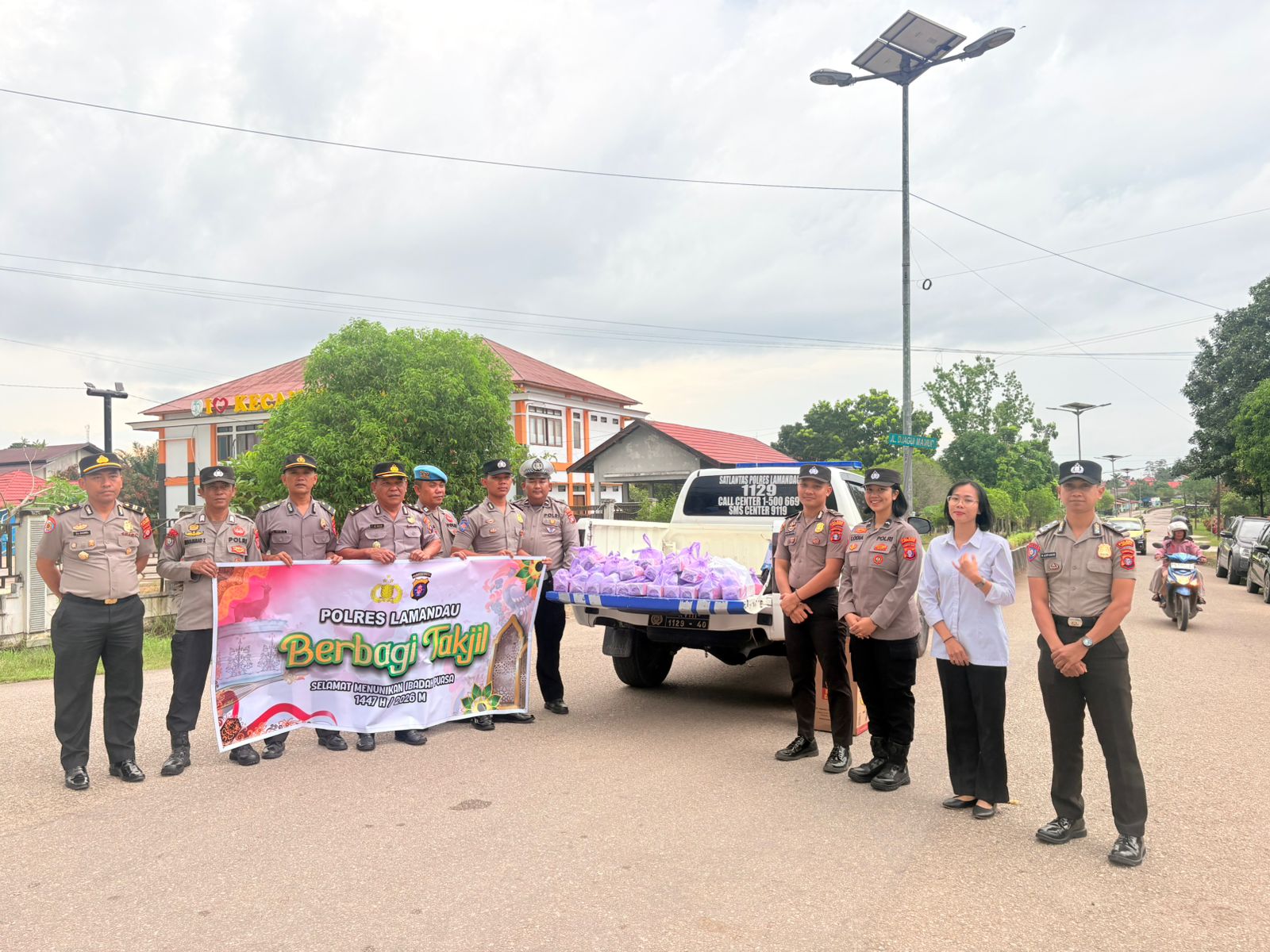 Di Bulan Penuh Berkah, Personel Polres Turun ke Jalan Berbagi Takjil