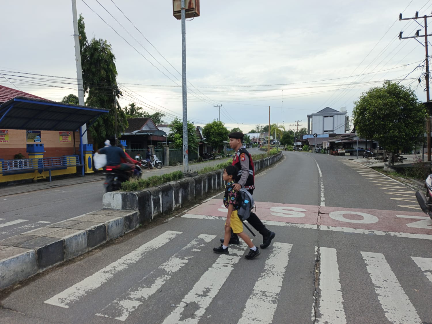 Ciptakan Keamanan Lalu Lintas, Samapta Polres Lamandau Bantu Anak Sekolah Menyeberang Jalan