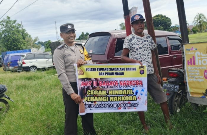 Melalui Media Spanduk, Polsek Tewang Sangalang Garing dan Pulau Malan Imbau Warga Tidak Terjerumus Penyalahgunaan Narkoba.