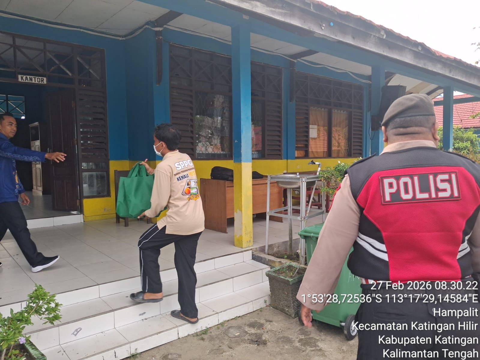 Sat Samapta Polres Katingan Laksanakan Pengawalan MBG ke Sekolah di Desa Hampalit.
