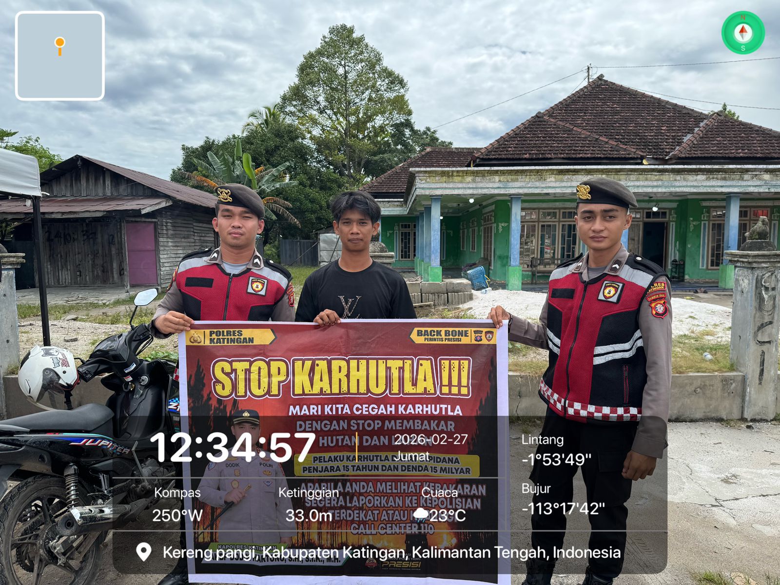 Personel Samapta Polres Katingan Sosialisasikan Pencegahan Karhutla kepada Masyarakat Desa Hampalit.