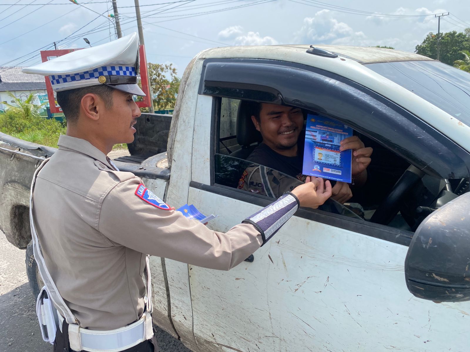Pembagian Brosur Keselamatan Berlalu Lintas Kepada masyarakat.