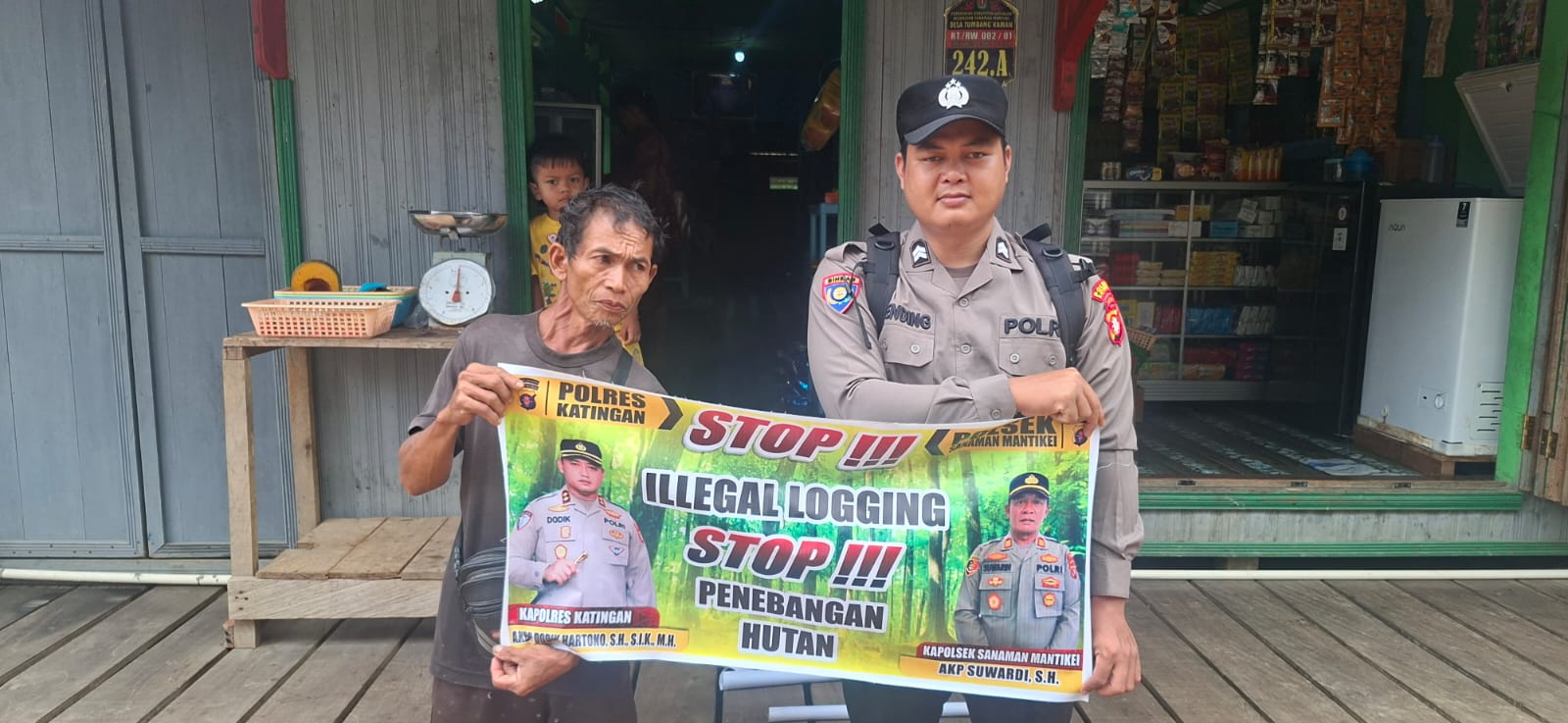 Bhabinkamtibmas laksanakan Sosialisasikan tentang larangan dan sangsi Pidana bagi pelaku Ileggal Logging kepada masyarakat di  Desa Binaan.