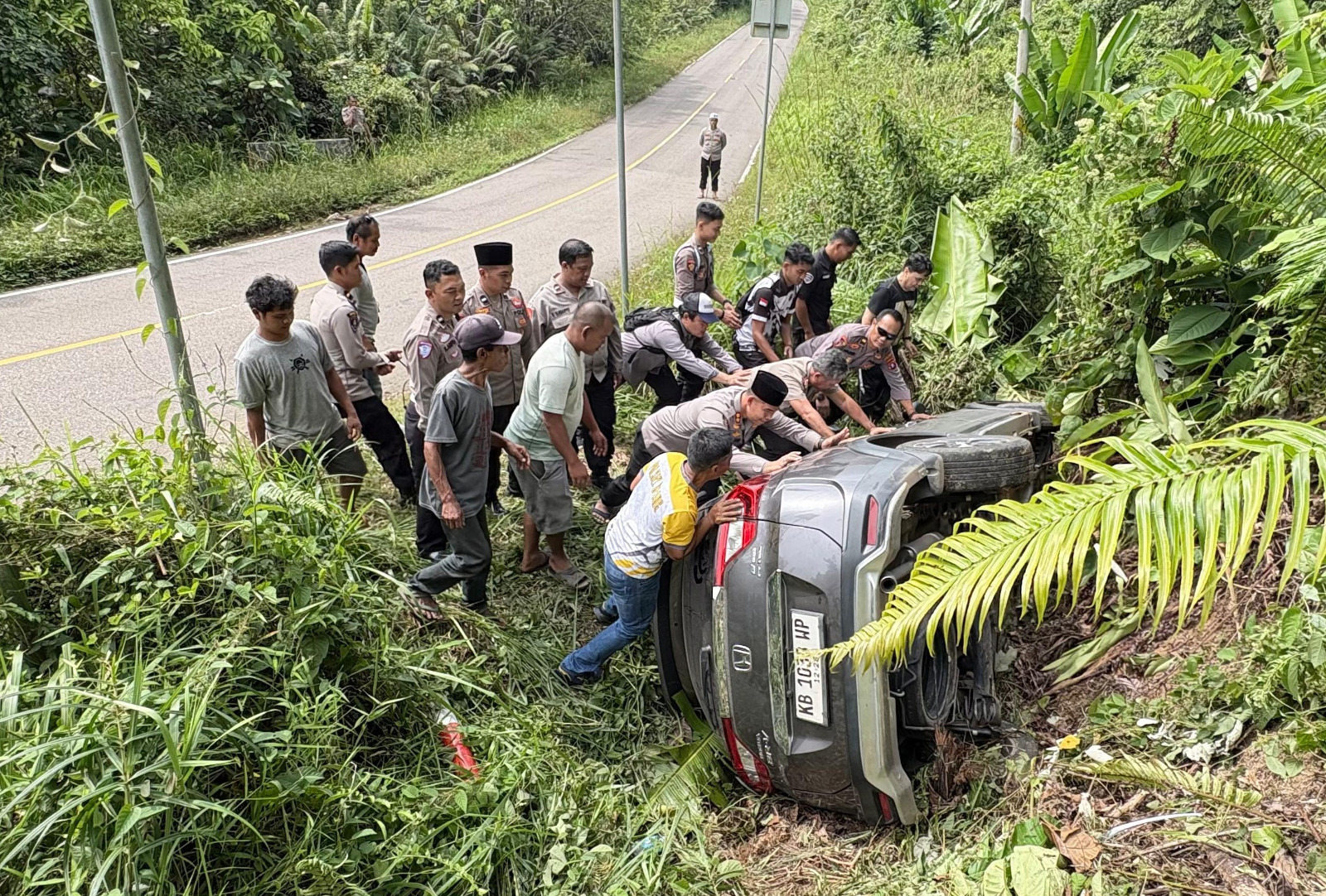 Kapolres Lamandau Turun Langsung Bantu Evakuasi Laka Tunggal di Jalan Lintas Nanga Bulik–Delang