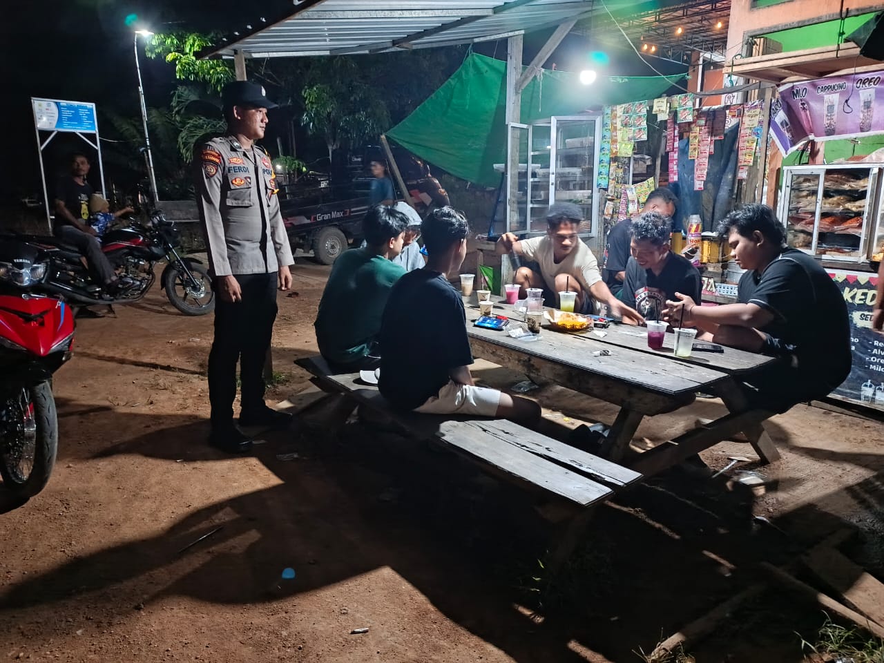 Personel Polsek Lamandau Sambangi Remaja secara Humanis dan Preventif, Saat Patroli Rutin Remaja sedang Nongkrong
