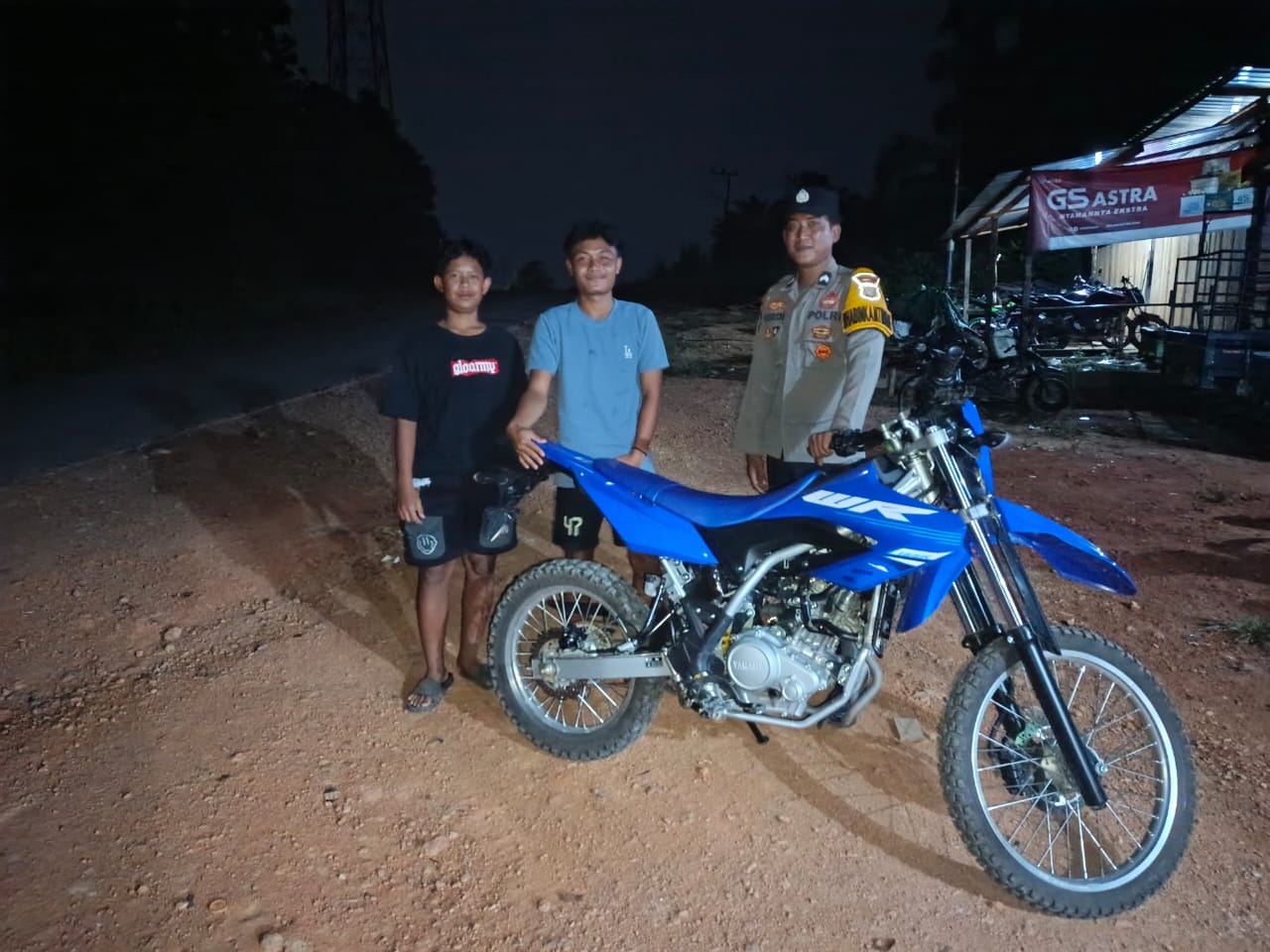 Piket Polsek Sambangi Warga yang sedang Berkendara agar Lebih Berhati-hati di Jalan