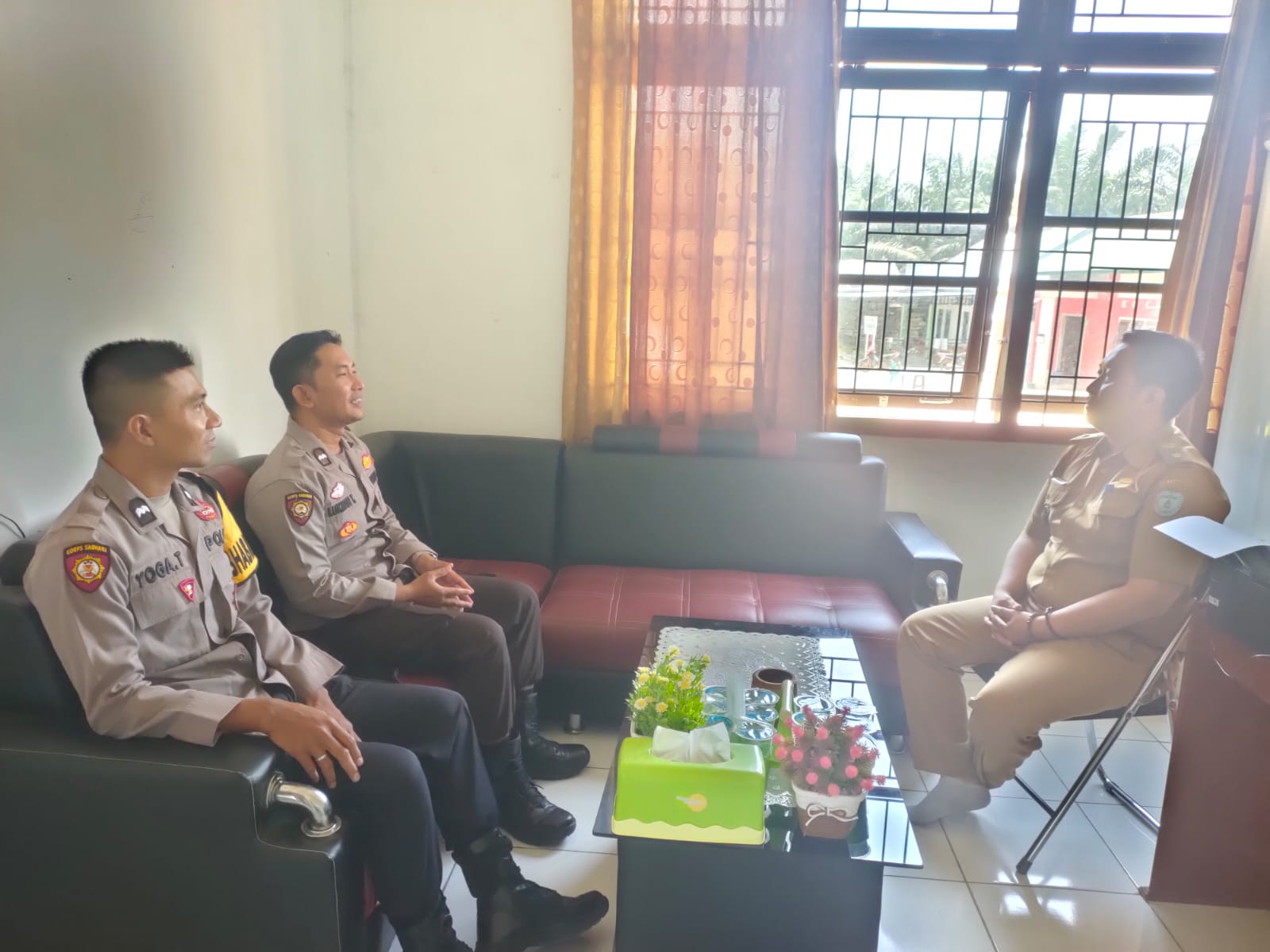 Personil Polsek delang Silaturahmi ke Kantor Desa