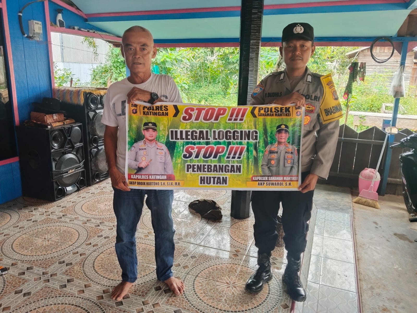 Bhabinkamtibmas laksanakan Sosialisasikan tentang larangan dan sangsi Pidana bagi pelaku Ileggal Logging kepada masyarakat di  Desa Binaan.