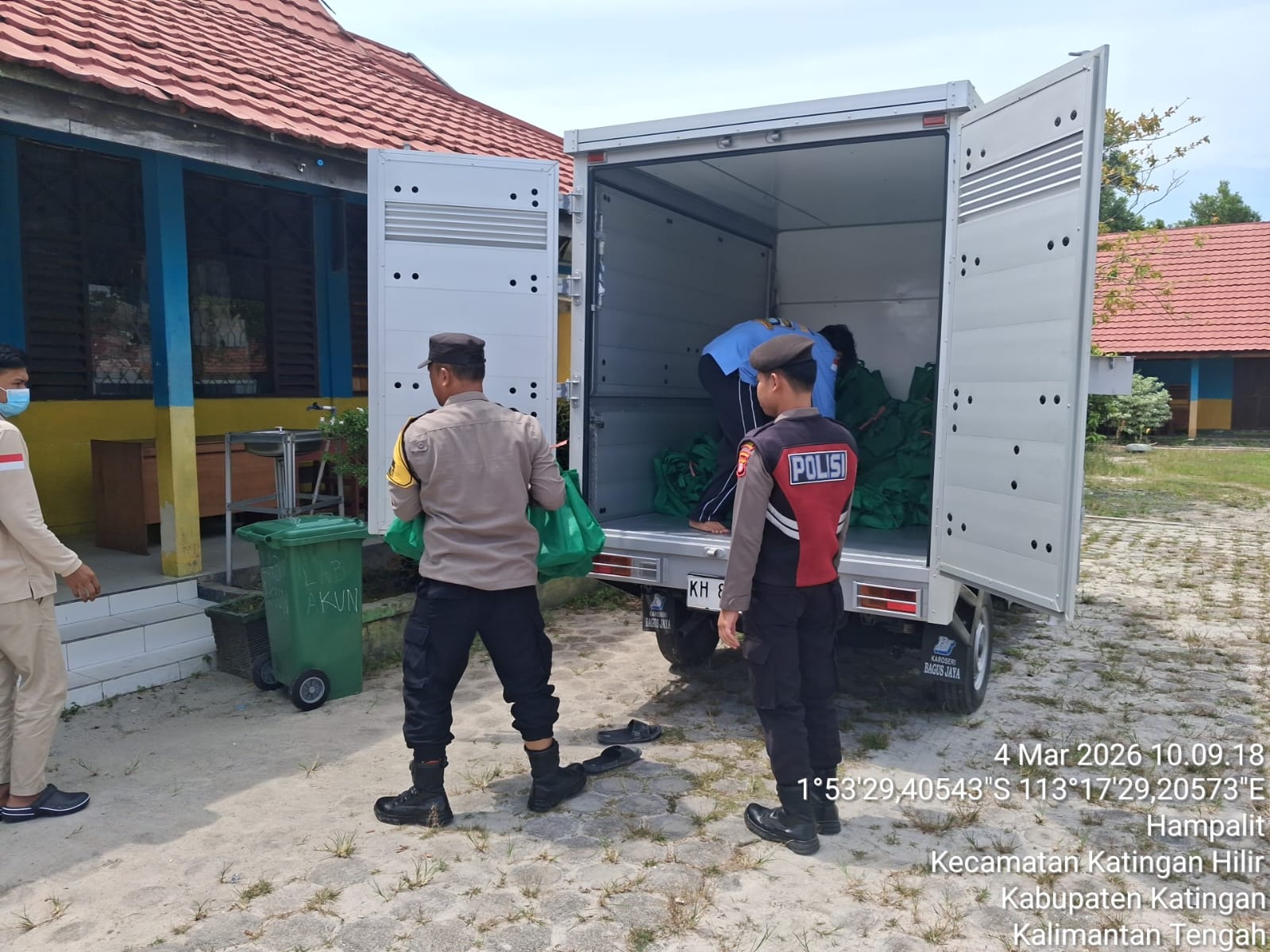 Sat Samapta Polres Katingan Laksanakan Pengawalan MBG ke Sekolah di Desa Hampalit.