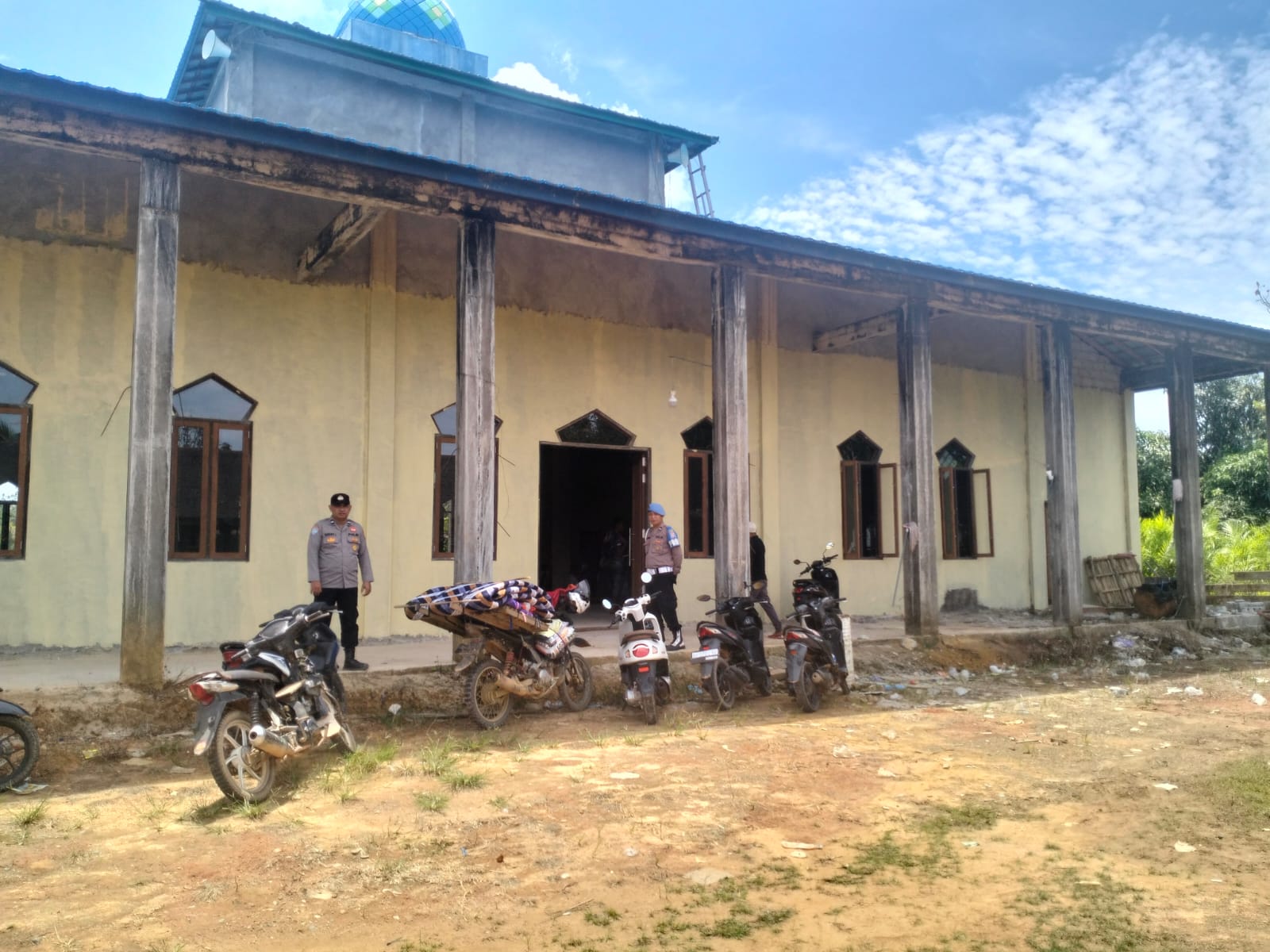 Polsek Marikit Laksanakan Pengamanan dan Monitoring Salat Jumat di Desa Tumbang Hiran Selama Bulan Ramadan