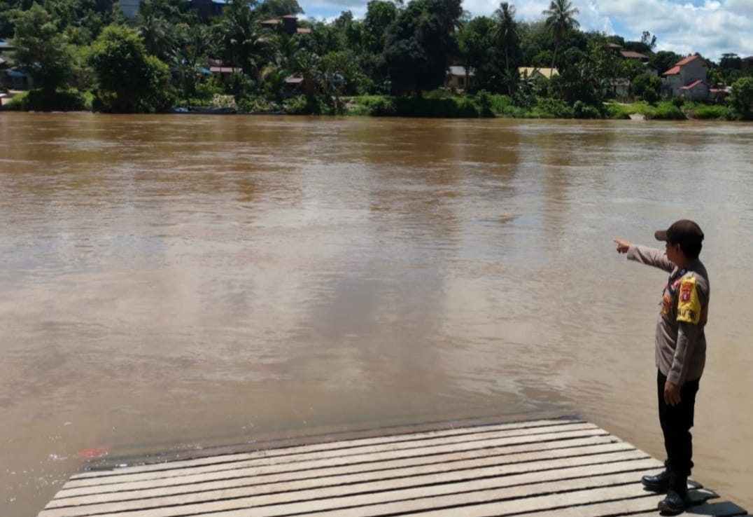 Polsek Marikit Pantau Situasi ketinggian Debit air di Das Katingan untuk antisipasi bencana Banjir.