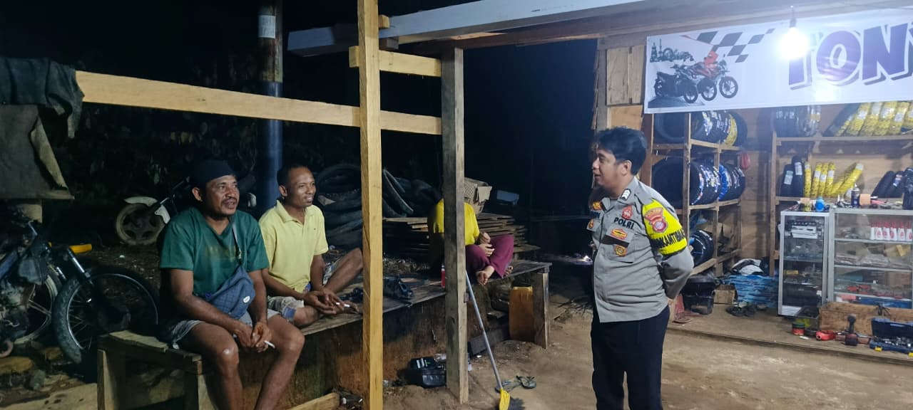 Personel Piket Polsek Sambangi Masyarakat, Pererat Silaturahmi dan Sampaikan Pesan Kamtibmas