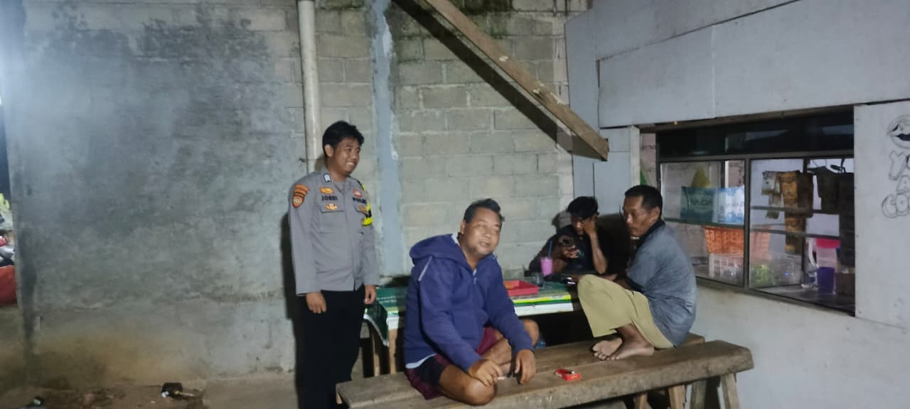 Piket Polsek Lamandau Sambangi Warga yang Sedang Duduk Santai, Sampaikan Pesan Kamtibmas