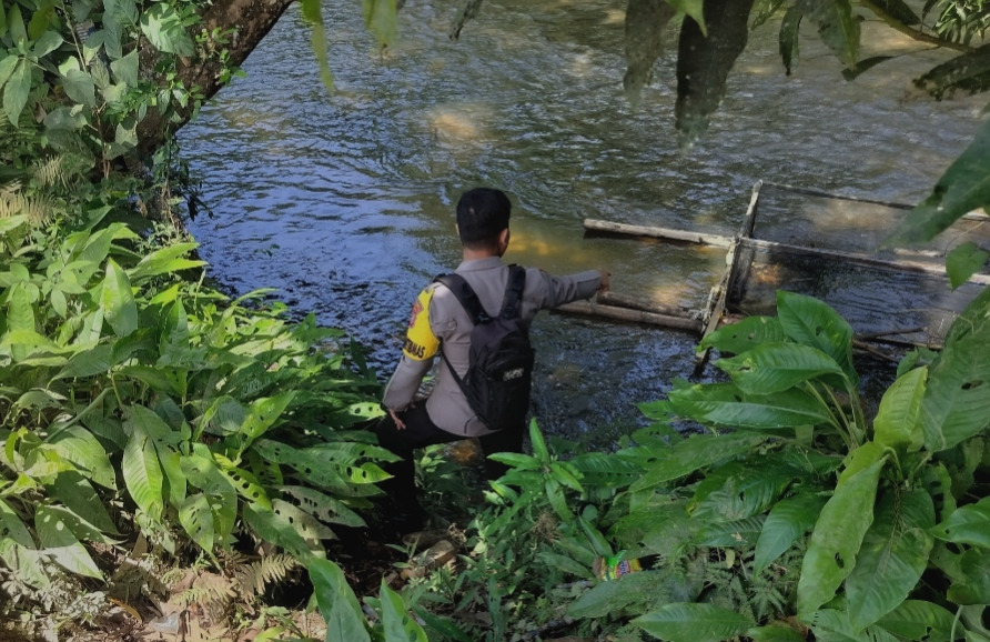 Piket Polsek Delang cek debit air DAS Delang