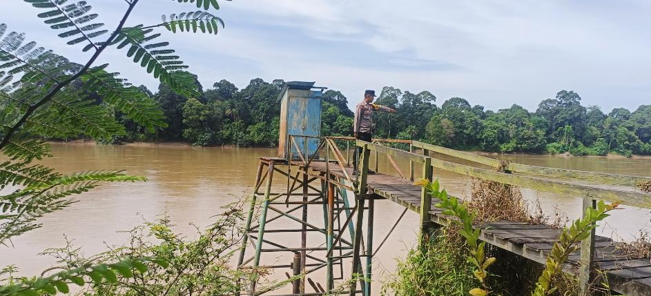 ‎Deteksi Banjir, Polsek Tewang Sangalang Garing dan Pulau Malan Cek Ketinggian Debit Air