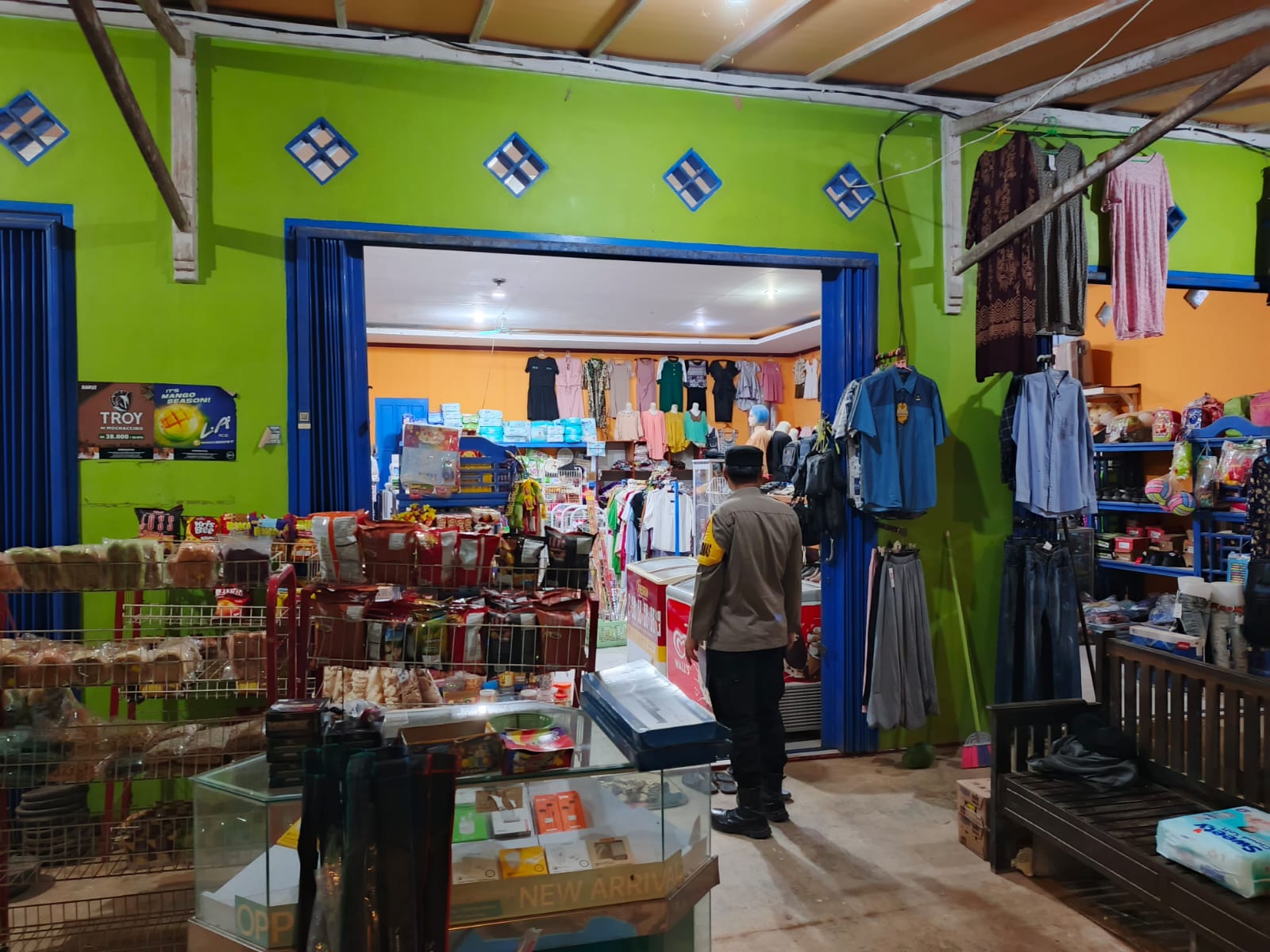 Piket Polsek Lamandau sambang dan Silaturahmi Ke Pedagang