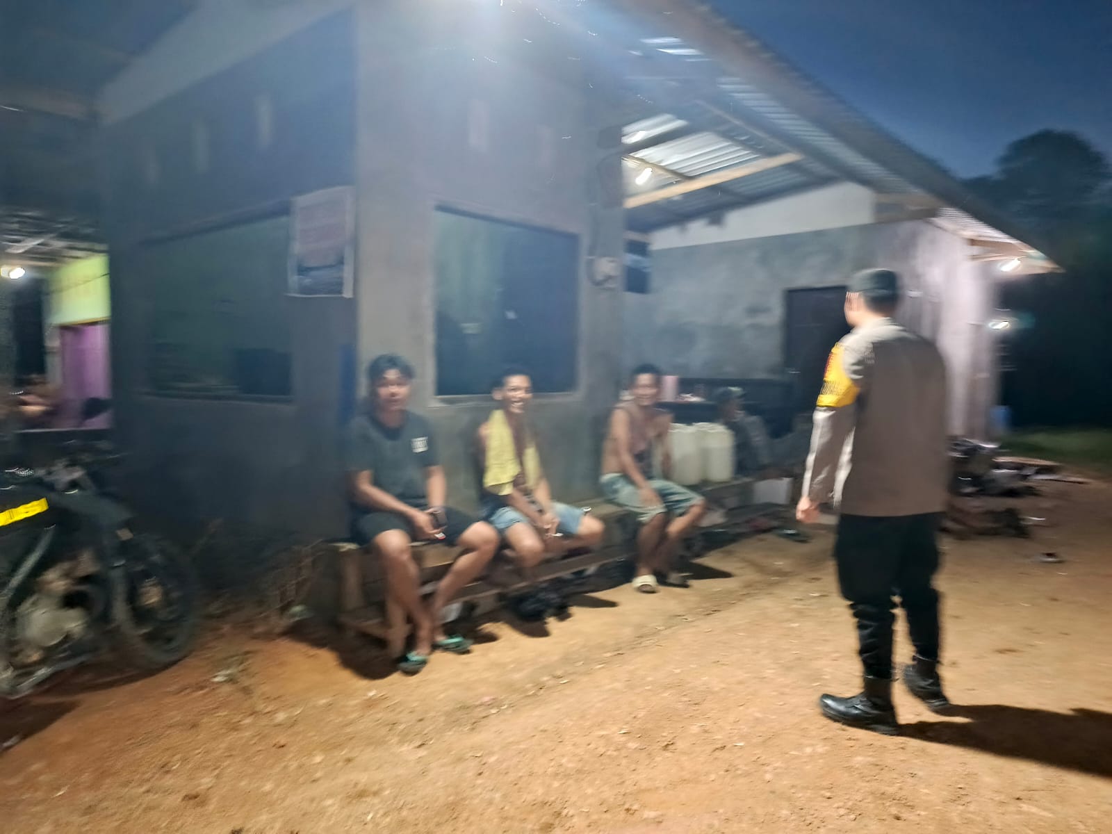 Bhabinkamtibmas Polsek Lamandau Sambangi Warga yang Sedang Bersantai, Pererat Silaturahmi dan Sampaikan Pesan Kamtibmas