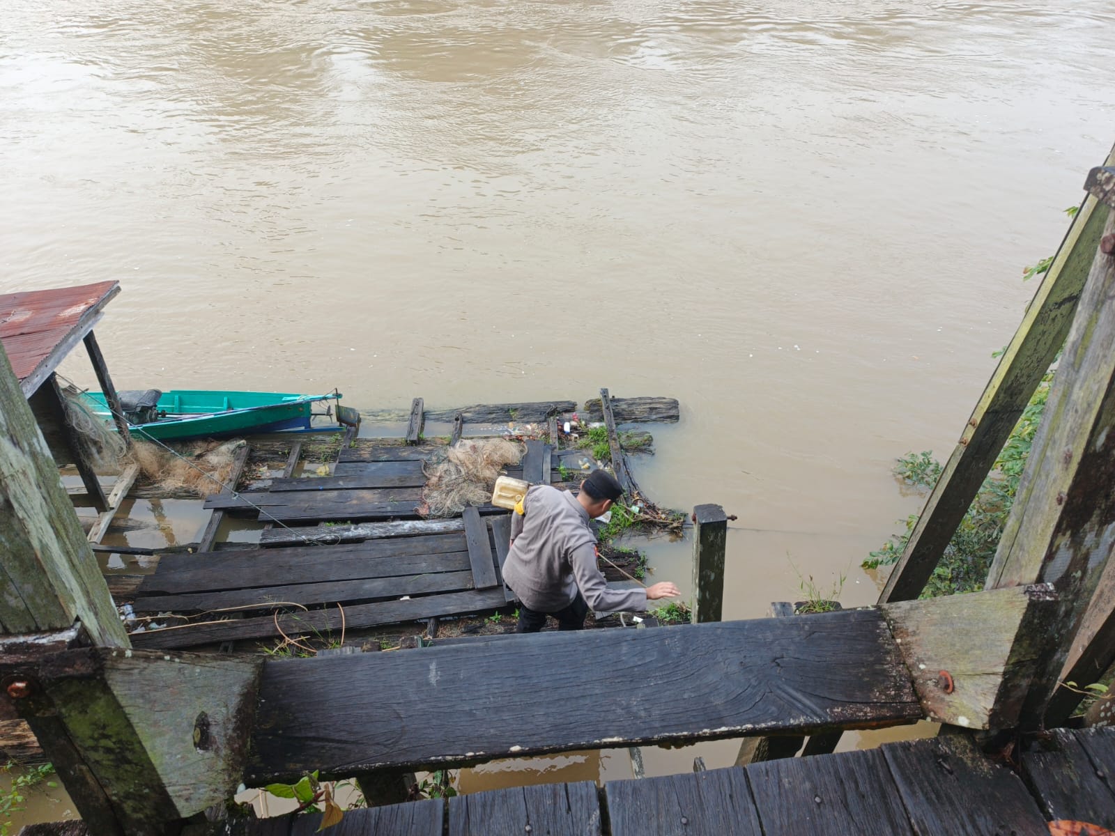 Piket Polsek Cek Debit Air Sungai Lamandau