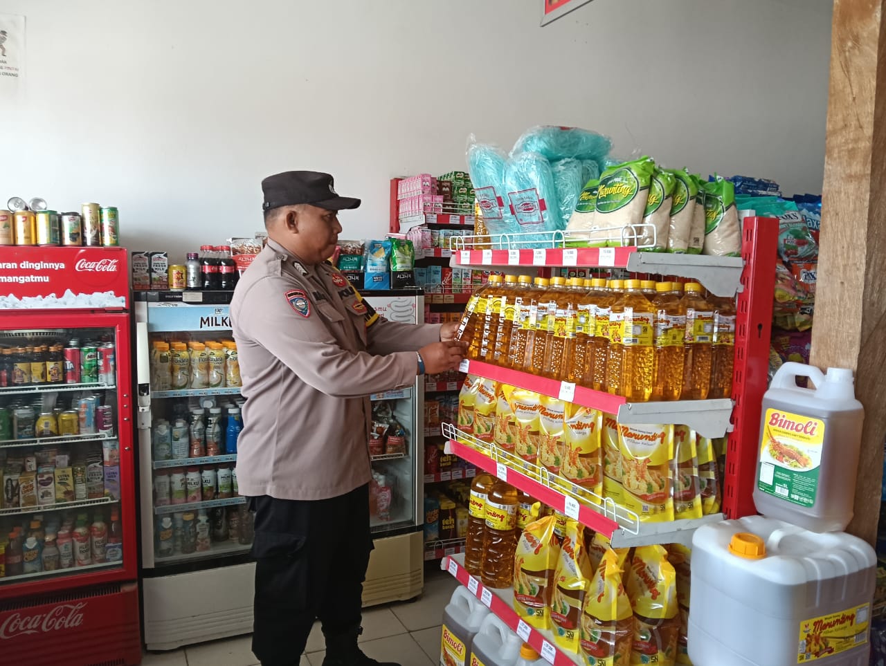 Anggota Polsek Sematu Jaya yang di pimpin langsung, Aipda Erizki melaksanakan patroli dialogis di Megamart Kecamatan Sematu Jaya guna memelihara siskamtibmas di wilayah Hukum Polsek Sematu Jaya.