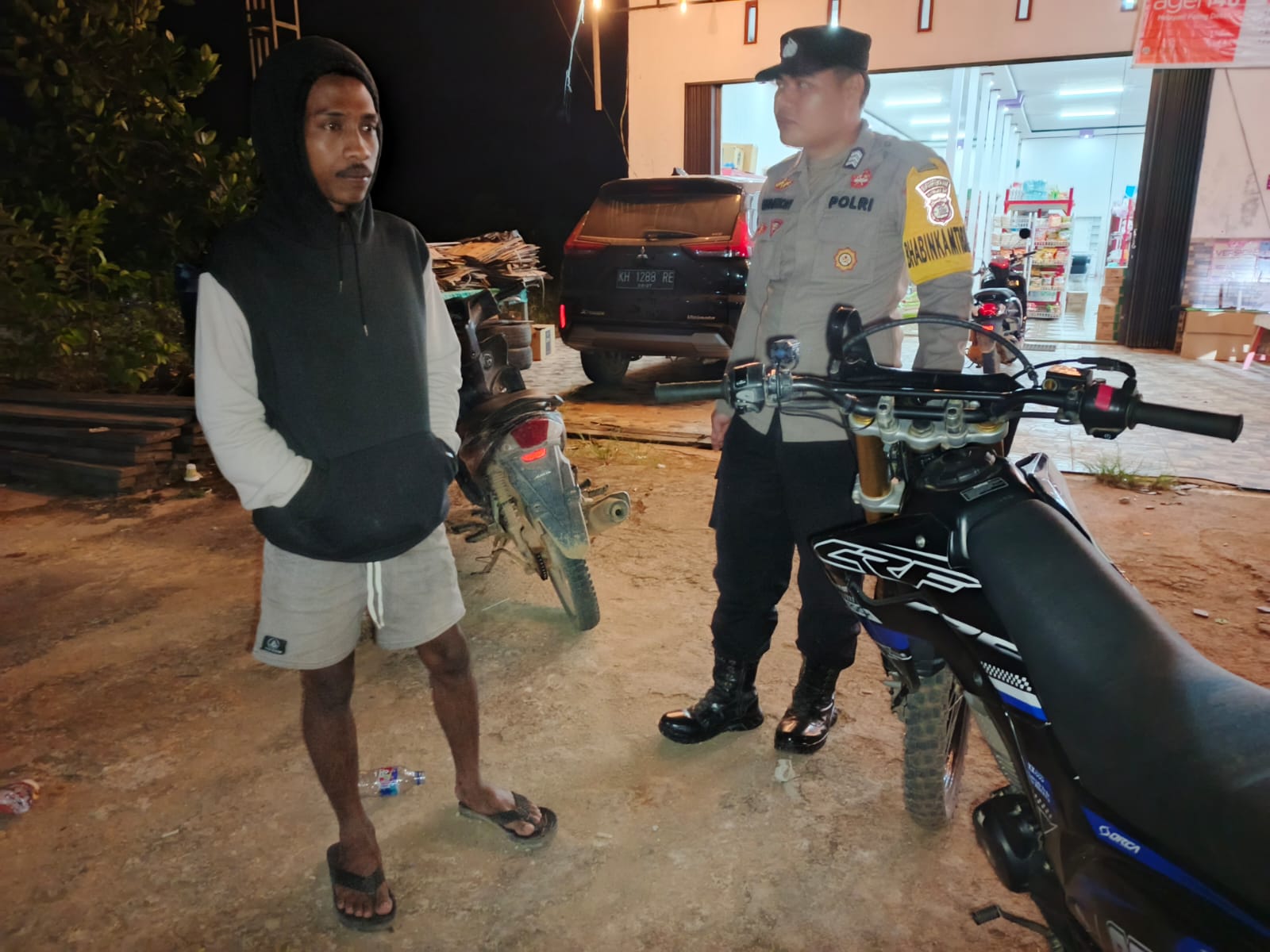 Piket Polsek Sambangi Warga yang sedang Berkendara agar Lebih Berhati-hati di Jalan