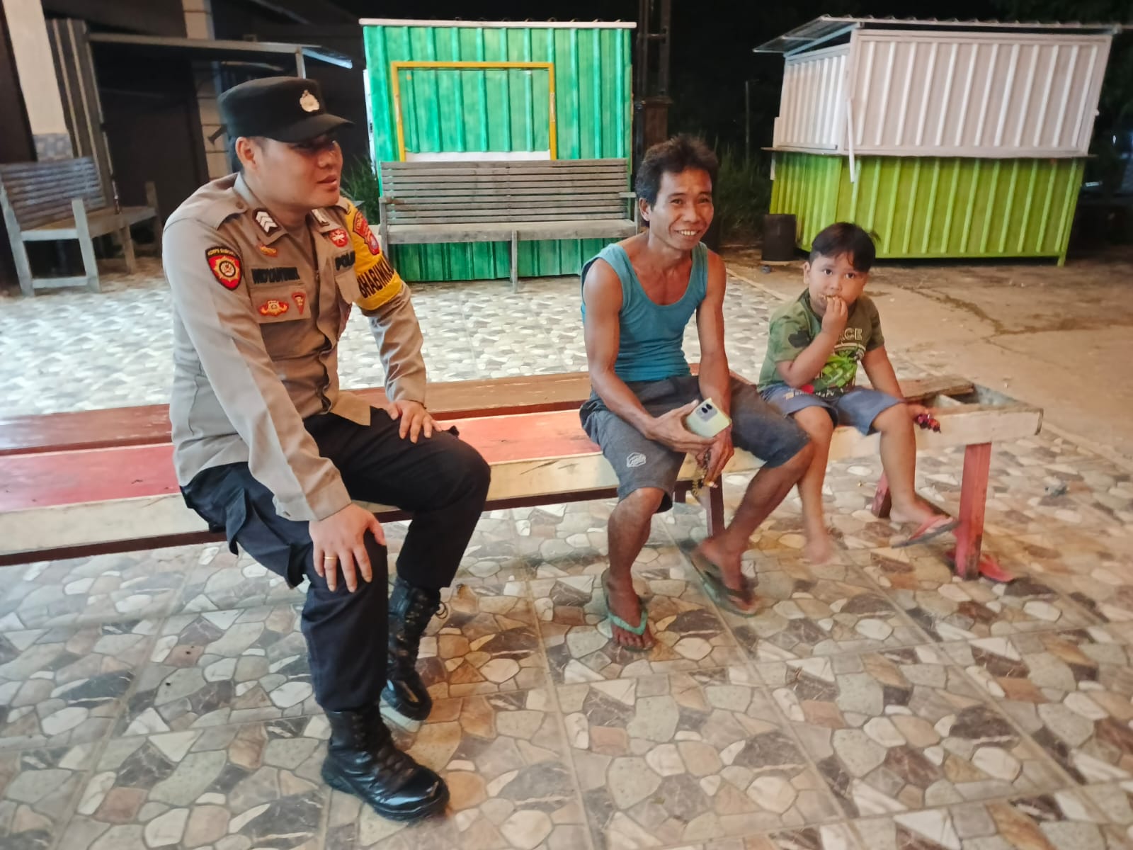 Piket Polsek Silaturahmi ke Masyarakat yang sedang bekerja