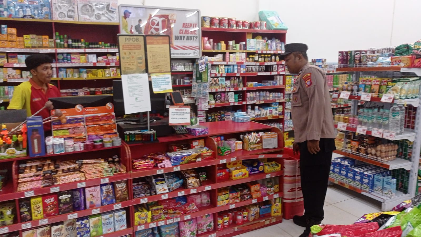 Piket Polsek Patroli kepertokoan diwilkum Polsek Sematu Jaya