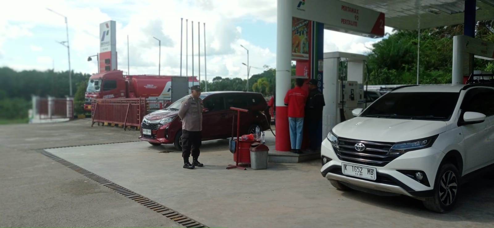 Personel Polsek Sematu Jaya Melaksanakan Patroli di SPBU