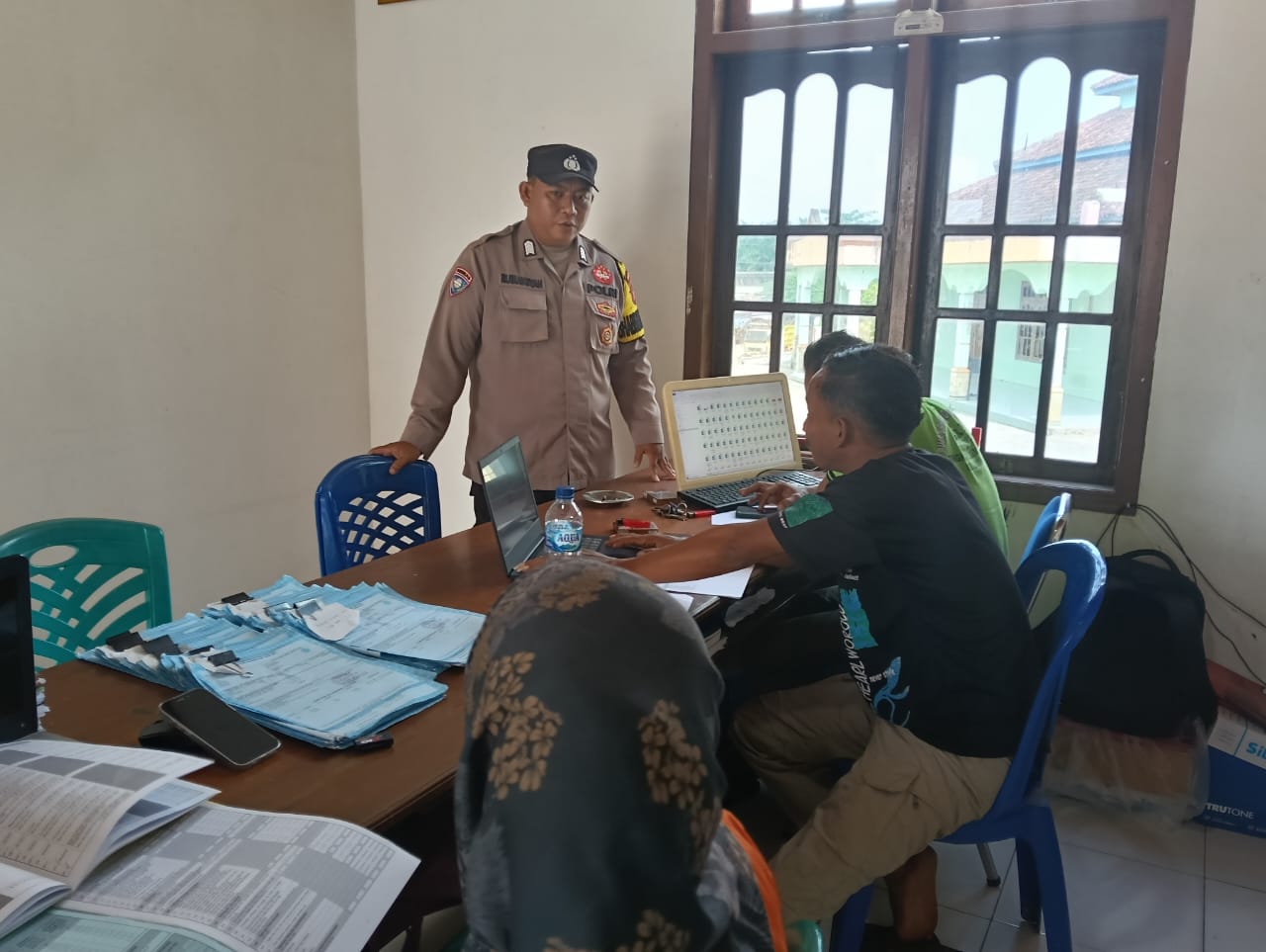 Personel Polsek Sematu Jaya Silaturahmi ke Kantor Desa dan Sosialisasikan Layanan 110