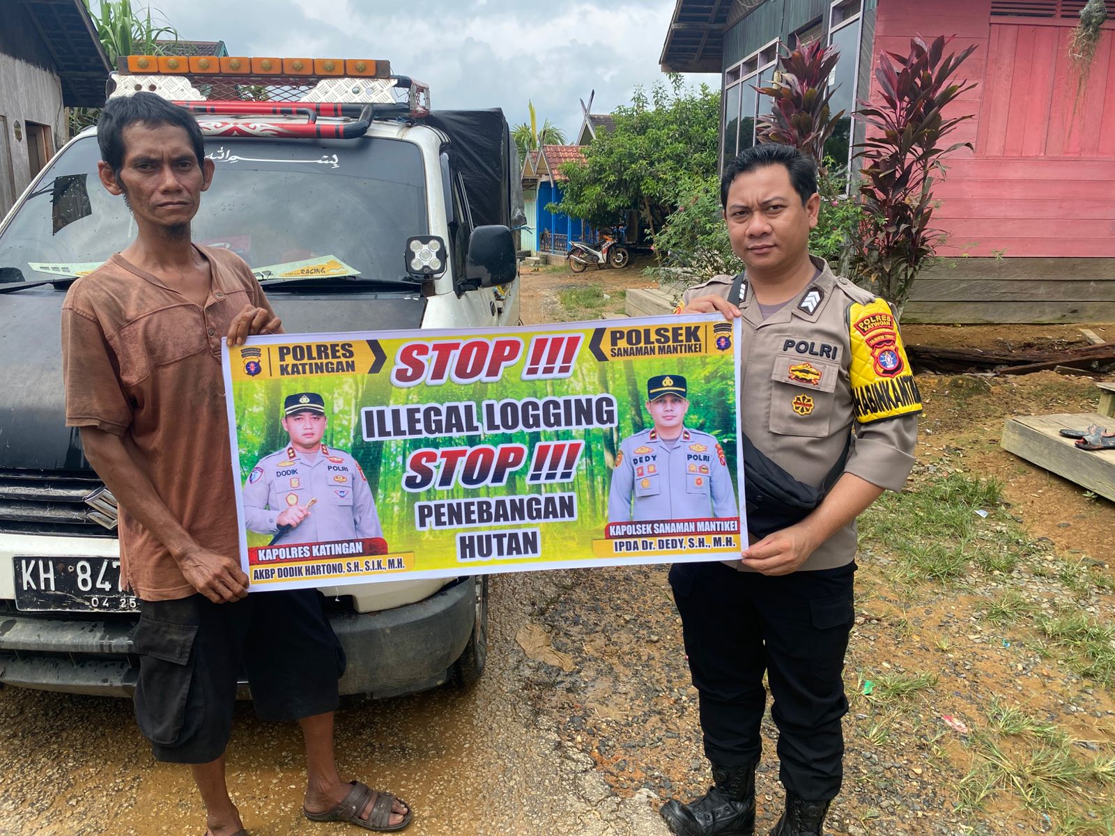 Bhabinkamtibmas laksanakan Sosialisasikan tentang larangan dan sangsi Pidana bagi pelaku Ileggal Logging kepada masyarakat di Desa Binaan.