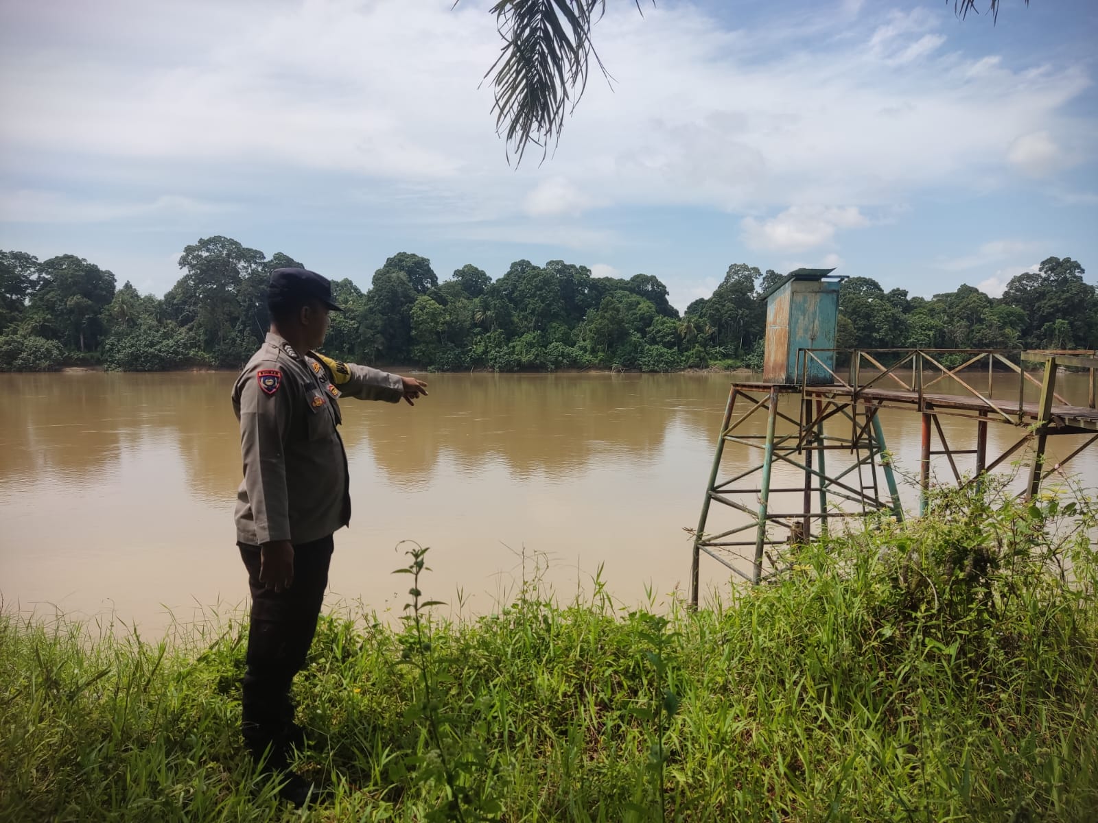 Deteksi Banjir, Polsek Tewang Sangalang Garing dan Pulau Malan Cek Ketinggian Debit Air