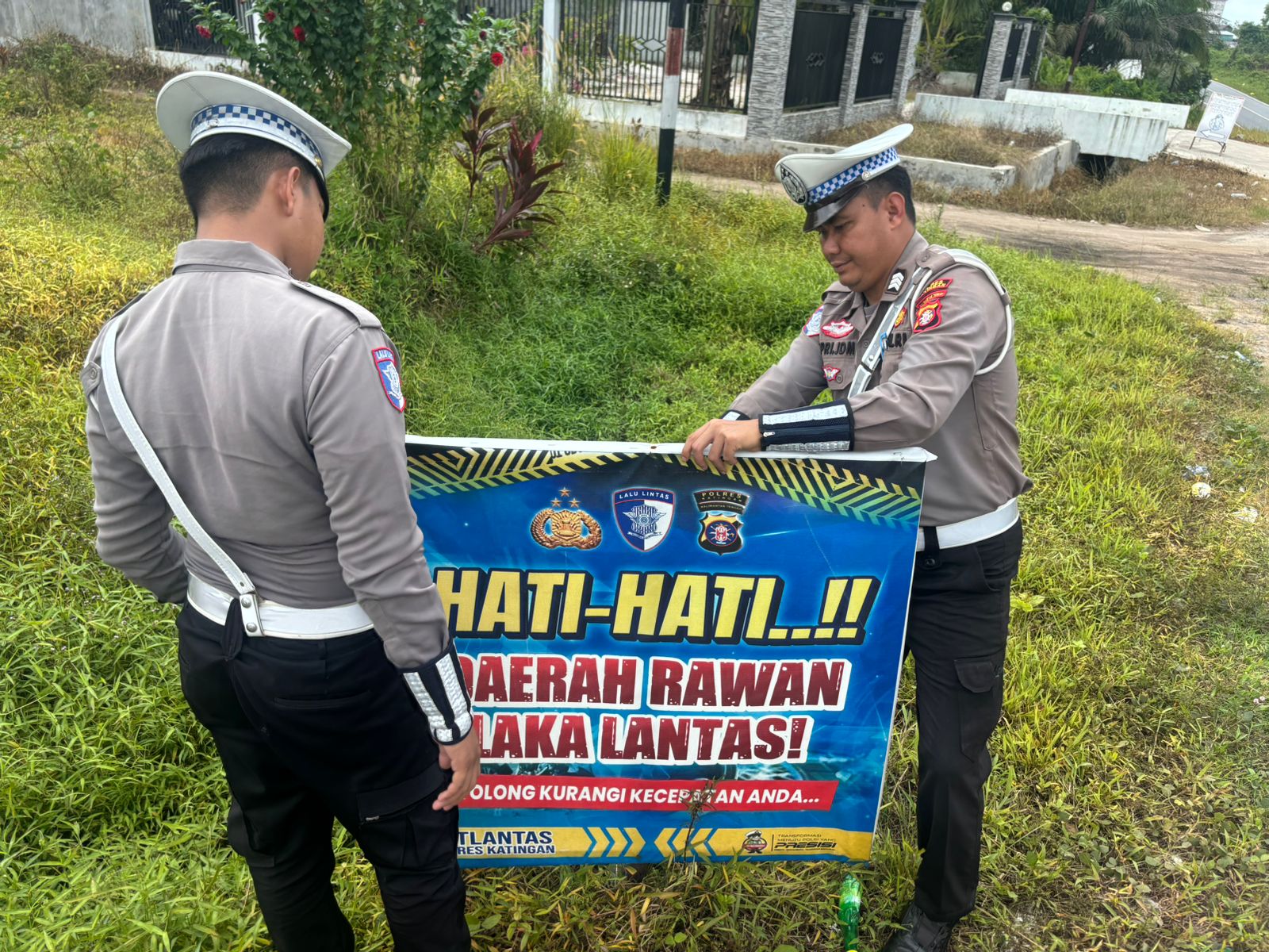 Satlantas Polres Katingan Pasang Spanduk Himbauan Rawan Laka Lantas, Ajak Masyarakat Tertib Berlalu Lintas
