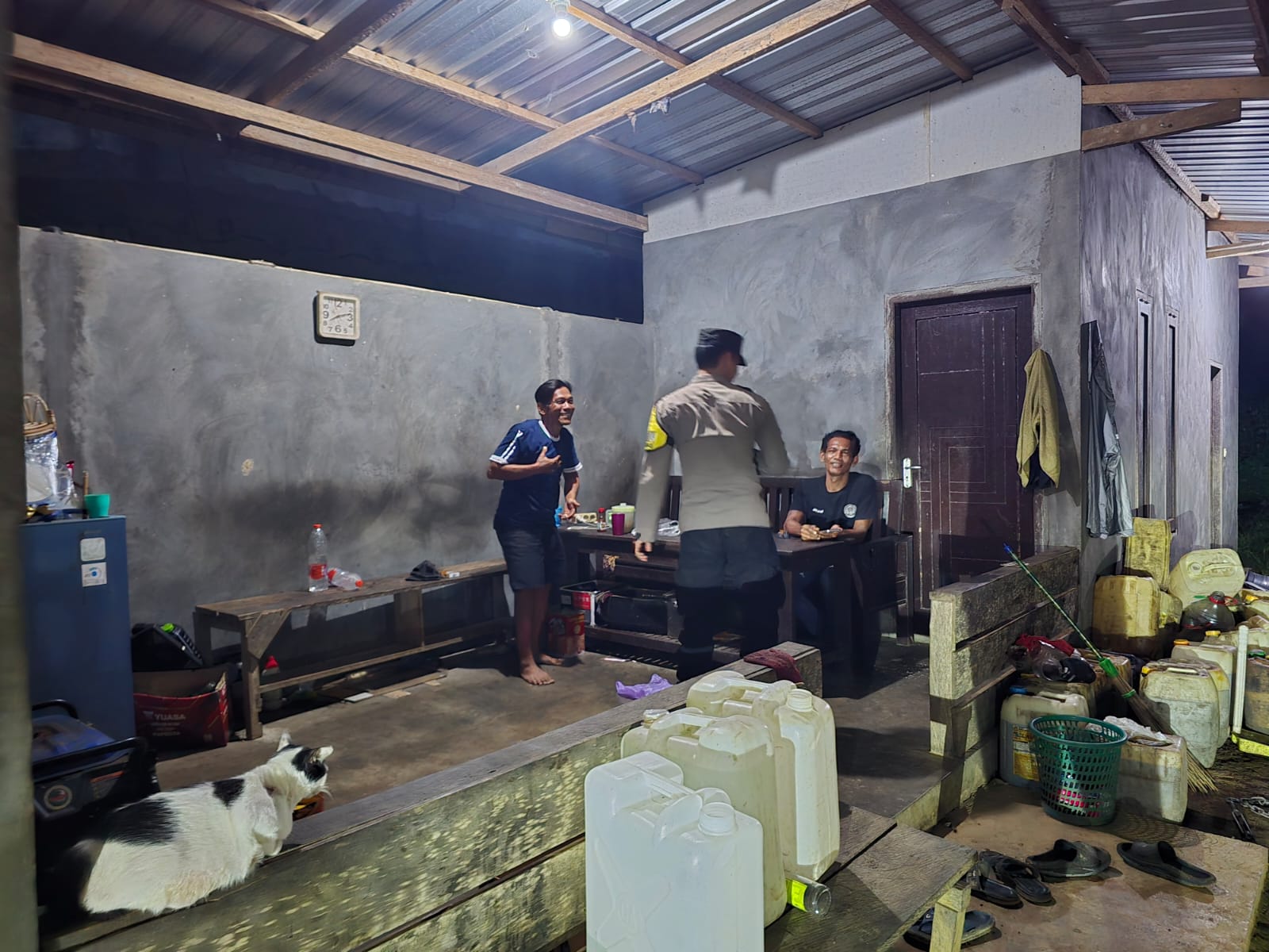 Bhabinkamtibmas Polsek Lamandau Sambangi Warga yang Sedang Bersantai, Pererat Silaturahmi dan Sampaikan Pesan Kamtibmas