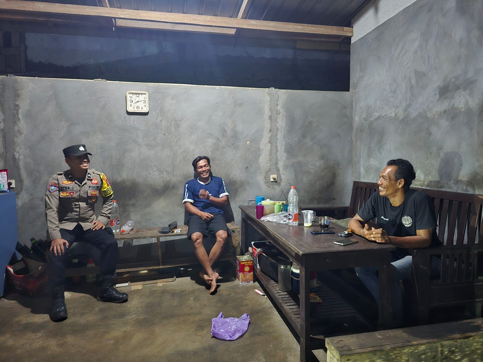 Piket Polsek Sambangi Masyarakat dan Sosialisasikan Tentang Layanan Hotline 110