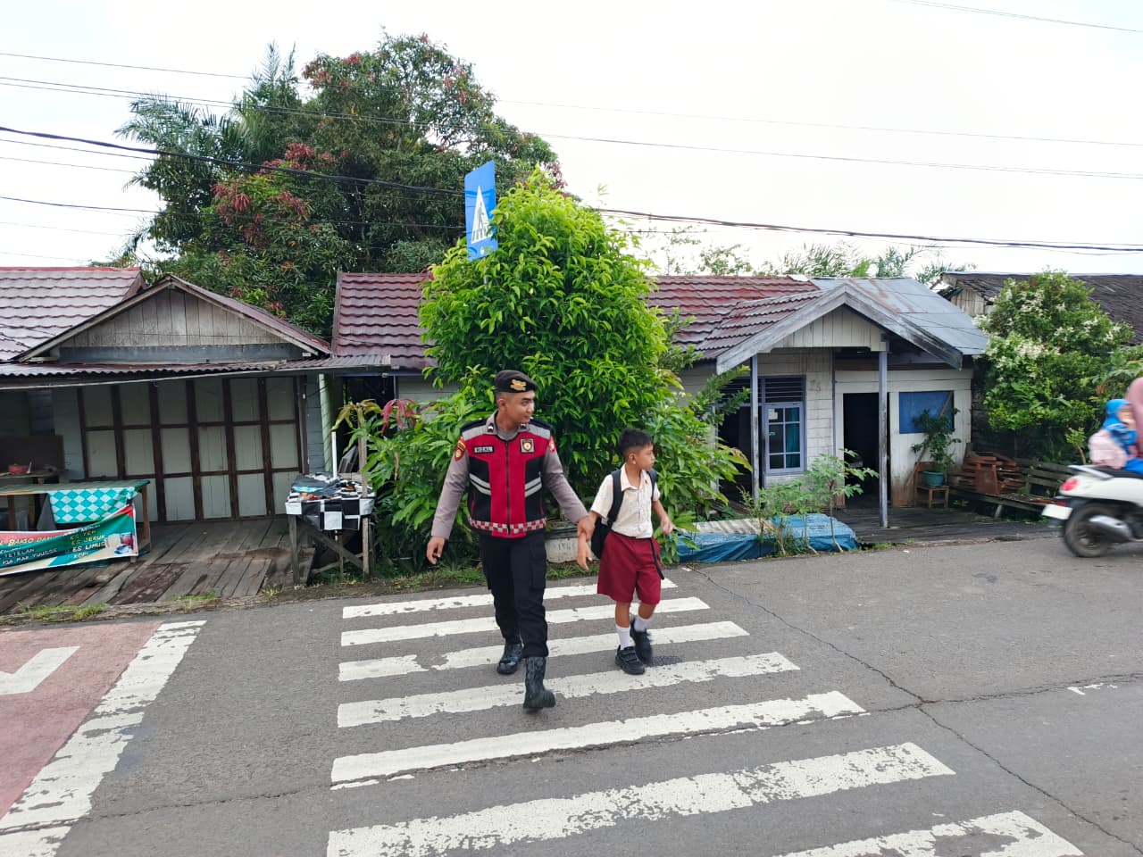 Pagi Hari Lebih Aman, Samapta Polres Lamandau Dampingi Anak Sekolah Menyeberang