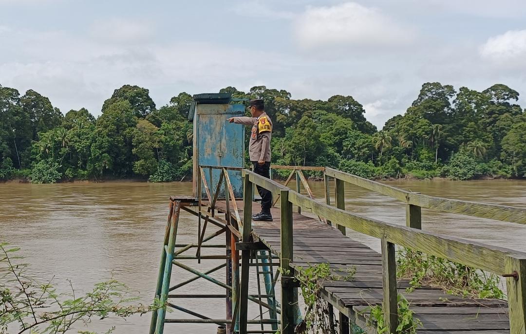 Deteksi Banjir, Polsek Tewang Sangalang Garing dan Pulau Malan Cek Ketinggian Debit Air