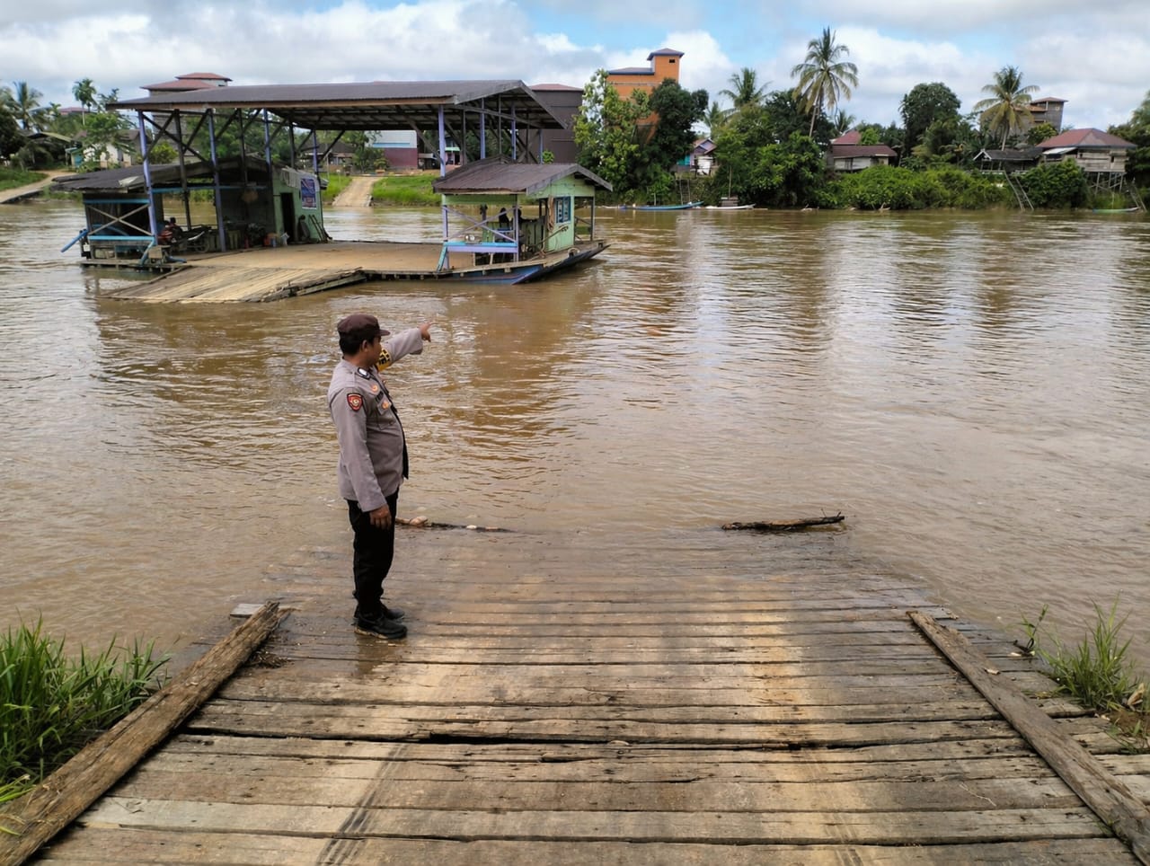 Polsek Marikit Pantau Situasi ketinggian Debit air di Das Katingan untuk antisipasi bencana Banjir.
