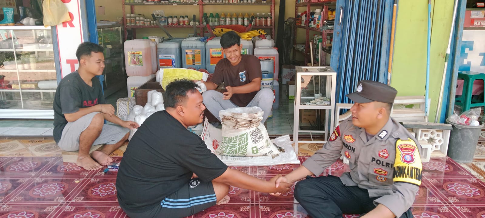 Silaturahmi Humanis, Bhabikamtibmas Temui Warga yang Sedang Beraktivitas di Toko dan Kenalkan Layanan 110