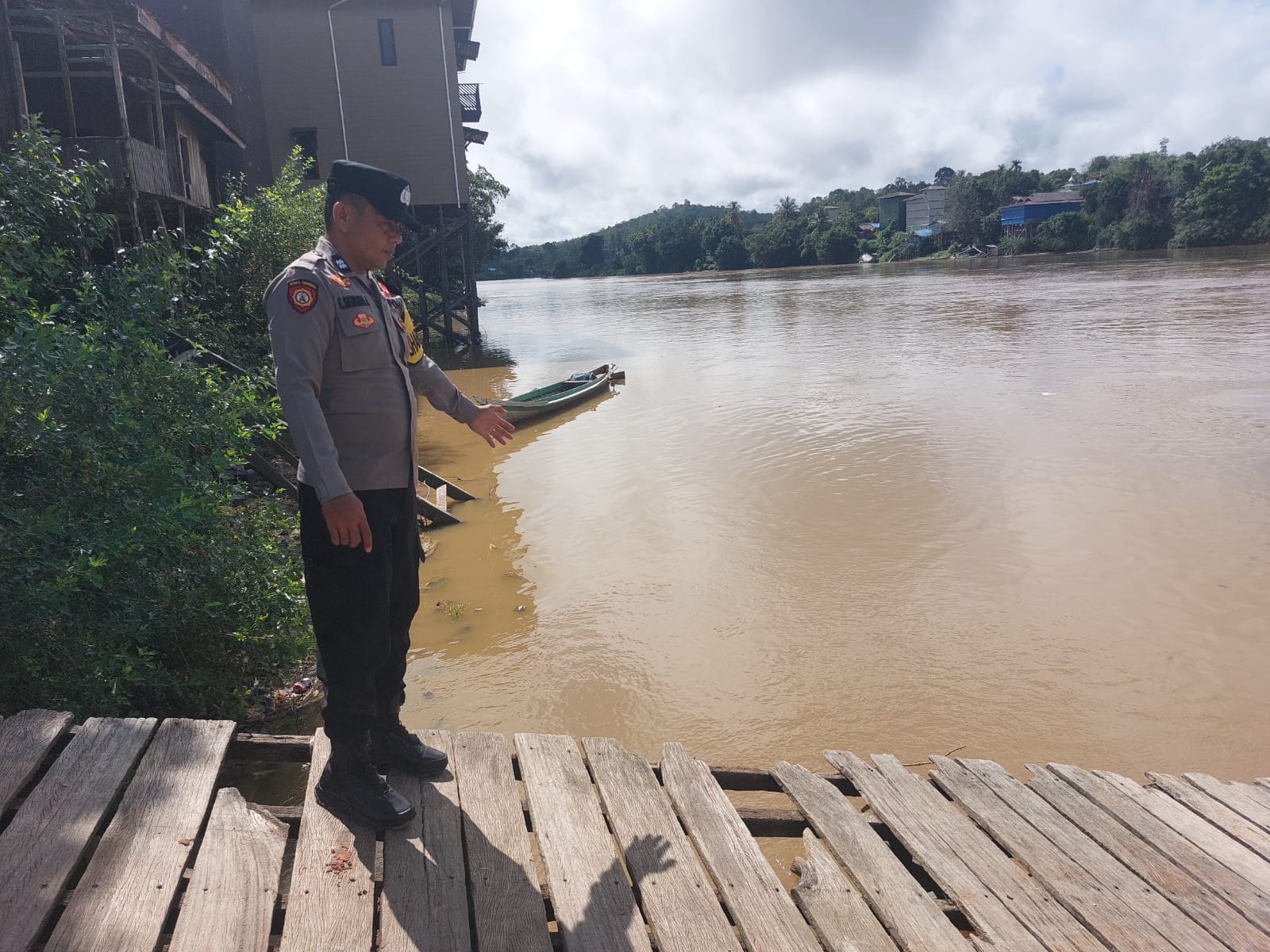 Piket Polsek Marikit Pantau Situasi ketinggian Debit air di Das Katingan untuk antisipasi bencana Banjir.